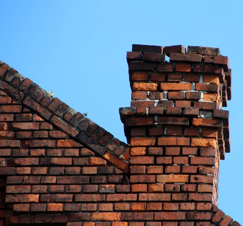 Signs Your Smiths Creek Home Needs a Chimney Inspection Damaged chimney on an Smiths Creek home showing cracks and missing mortar